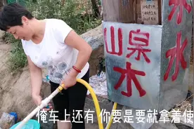 男友暑假来临沂，被1元100斤的山泉水吸引，装两桶给81岁奶奶送去视频封面