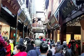 年初五迎财神，上海城隍庙游人如织，九曲桥人太多了视频封面