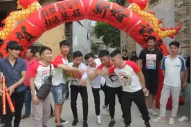 广东偏僻农村一小伙下雨天接亲，出发时，响了一首歌视频封面
