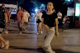 河北廊坊大城滨河公园巴鼎广场那个小姐姐又来跳《朋友陪你醉》了