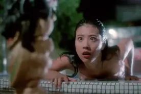 美女自救逃跑，男子追杀，躲进游泳池才逃过一劫视频封面