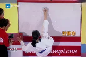 宋茜“秀腿功”竟然用脚拿画笔，厉害了