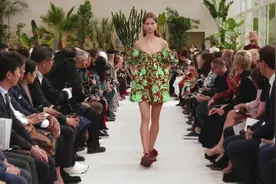 绿色抹胸碎花裙，衣服设计别致，又高贵的气息