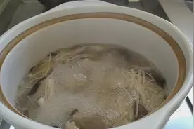 用这2个技巧炖出的菌菇汤，实在是太鲜美了，让你意想不到