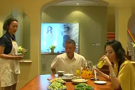 丈夫让农村保姆上桌吃饭，不料刚拿起筷子，妻子就回家来了！视频封面