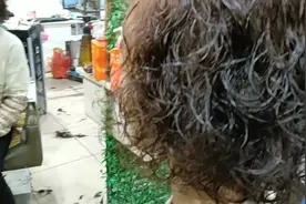 打工妹过年回家做个新发型，做个富婆发型:羊毛卷，像不像包租婆视频封面