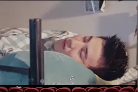 大学宿舍4个男生三天不下床，能在被窝里干啥？