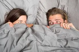 情侣在被窝看恐怖片时，学会这招，妹子就是你的了