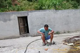 酒哥教你找水管堵在那里。