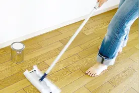 厨房地板油污脏得粘鞋底？拖地前一个小动作，地板立马干净透亮视频封面