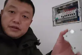 两台空调，两台热暖片就跳闸，到底是什么原因呢？竟然还用铝线？视频封面