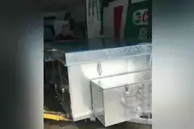 牛人花三千块自制折叠拖挂小房车，经济实用撑得上改装界大哥大！视频封面