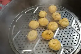 阿庆和老爸第一次合作做包子，结果又黄又硬，问题到底出在哪呢？视频封面