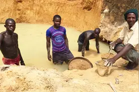 侣行实拍非洲血钻现场：比电影更残酷，每颗钻石都是拿命换的视频封面