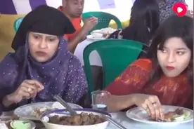 印度人吃饭的确都用右手，这一点还真是统一