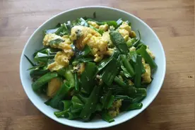 萌萌妈做的小葱炒鸡蛋，味道鲜美，特别好吃，原来是鸡蛋里面加它