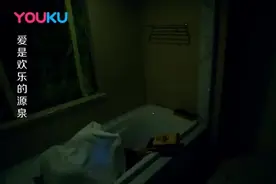 小伙带电脑半夜在浴缸工作，鬼鬼祟祟灯都不开，妻子进来被吓坏了视频封面