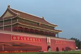 实拍：傍晚的北京天安门，数千人来这拍照打卡阵容壮观