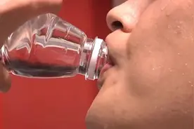 一口气喝了两瓶冰水，男子呕血数次，医生立即对他进行检查视频封面