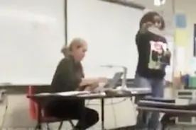 硬核母亲！女儿被同学欺负了，老妈上讲台霸气警告霸凌者视频封面