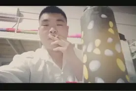 对面过来个帅小伙。