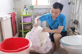 见过洗棉花被么？棉被哥今天给大家做个实验，但不要模仿哦！