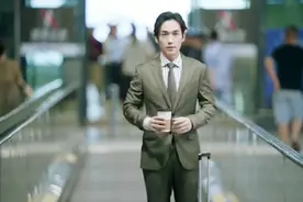 朱一龙和邓伦的第一次见面，竟然是这样的，网友：拢龙真倒霉！视频封面