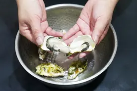 生蚝好吃难清洗，海鲜老板教我处理生蚝小窍门，干净又不失美味