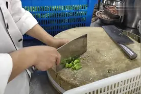 青椒应该怎么切才好，酒店大厨示范，刀工的确很娴熟！视频封面