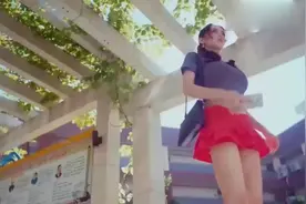 男学生假装有病，是为了把小老师骗到医务室，看来两人关系匪浅啊视频封面