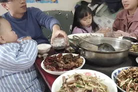 一家四口的团圆饭，虽然天天都在一起，今天是除夕，一起守岁视频封面