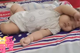 近距离看看，抱头睡觉的宝宝，像不像人间天使呢👼视频封面