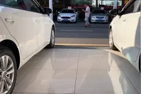 两辆外观一模一样的车子，竟然不是同一个牌子的车？是什么车？