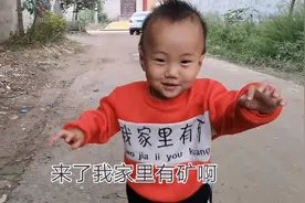 小宝一岁五个月了还不会说话，但是跟大孩子们玩得好开心视频封面