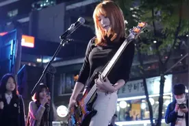 韩国美女乐队街头演唱，颜值这么高的乐队真的不多啊视频封面