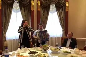 中国笛坛第一美女唐俊乔，饭局笛子独奏《扬鞭催马运粮忙》视频封面