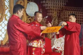 40多岁的一对老夫妻重新举办中式婚礼，看了一遍又一遍，太气派了视频封面