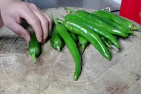 厨师长教你，辣椒在家这样炒好吃下饭，味道一流视频封面