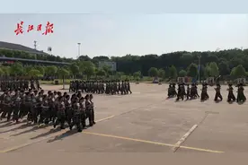 面对烈日，他们坚定顽强，高一新生开启军训模式视频封面