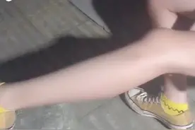 女生们看到没，这就是男孩子的腿！