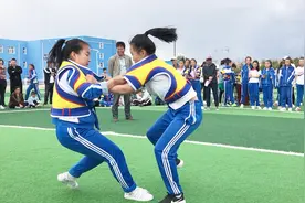 蒙古族8岁女孩摔跤，在场所有人尖叫不止，这个儿童节太精彩了视频封面