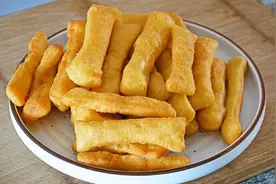 1斤面粉，2个鸡蛋，不用泡打粉，教你做香脆小油条，比买的好吃视频封面