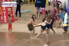 国外恶搞，小伙扮鲨鱼攻击人，假血水染红一片水，旁人都被吓惨了视频封面