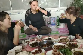 东北女人大炕一坐，小酒一喝，大烟袋一叼！三个小媳妇喝了两大箱视频封面