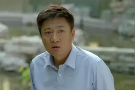 男子蹲墙角骂自己，后面突然伸出来一个脑袋，吓他一激灵视频封面