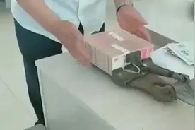 牛人自制捆钱打包神器，10万块钱一压就完事，简直太牛逼了！视频封面