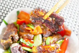 焦香四溢的双椒煎排骨，只需简单的3步，好吃的让你怀疑人生视频封面