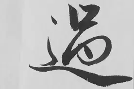 佳句欣赏“溪水游鱼萦过客，隔花啼鸟唤行人”