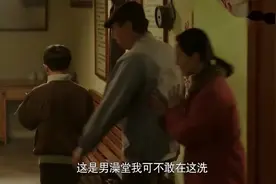大叔在单位管澡堂，第一次带儿子来洗澡，小孩把浴池当成了游泳池视频封面