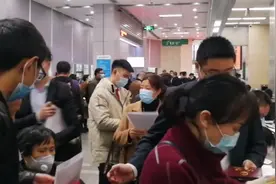 成都房管办证中心人气好旺，十几个窗口前天天都被挤得水泄不通视频封面